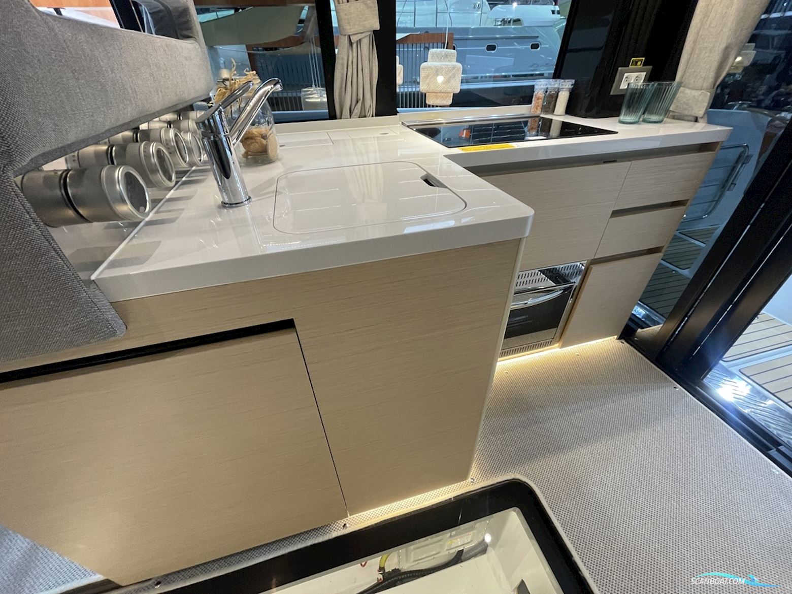DELPHIA YACHTS 11 Flylounge