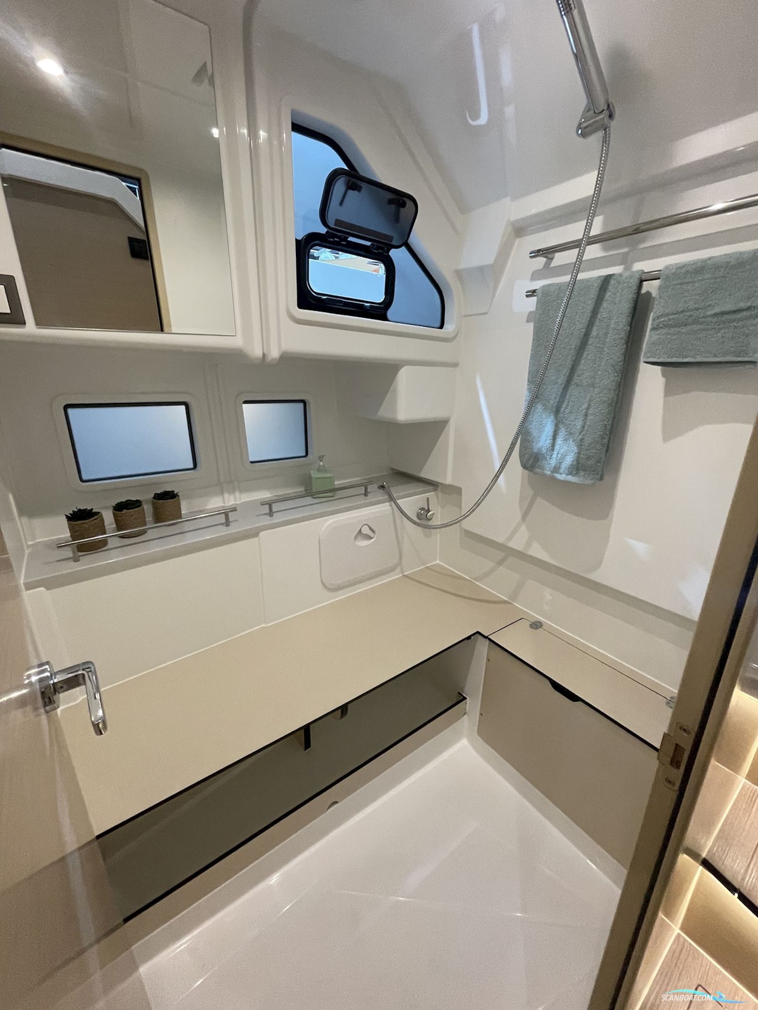 DELPHIA YACHTS 11 Flylounge
