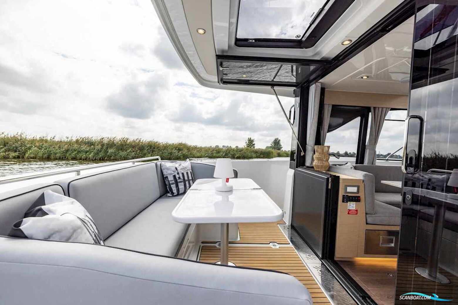 DELPHIA YACHTS 11 Sedan Electric