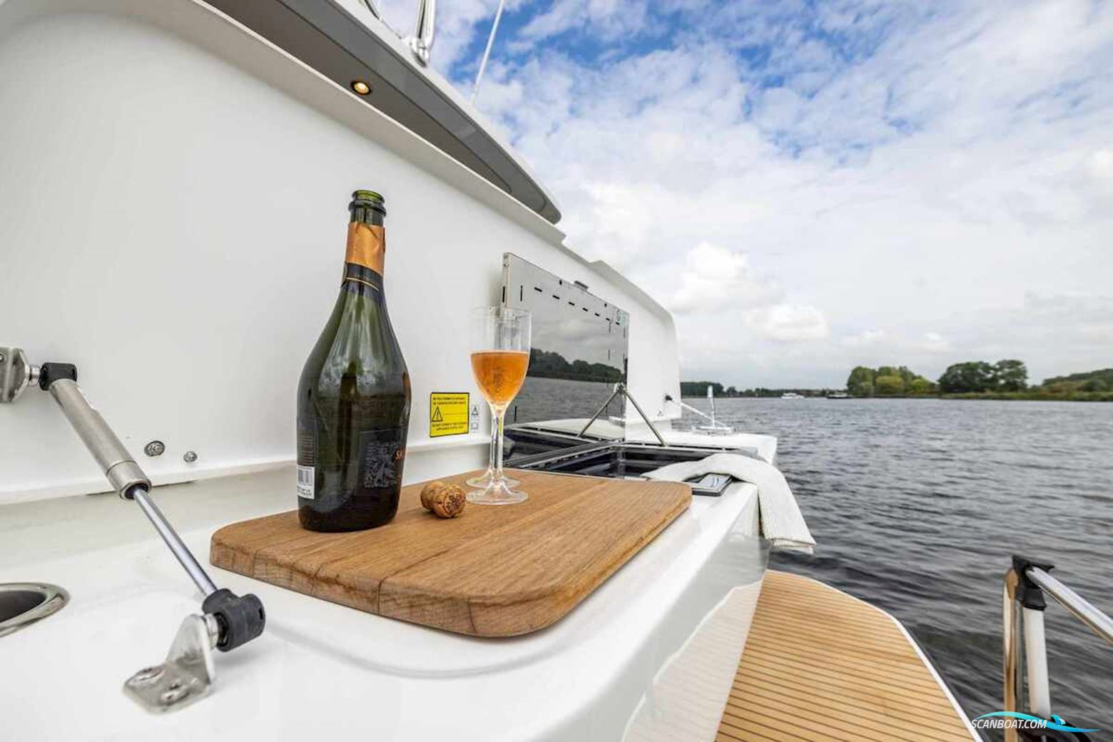 DELPHIA YACHTS 11 Sedan Electric