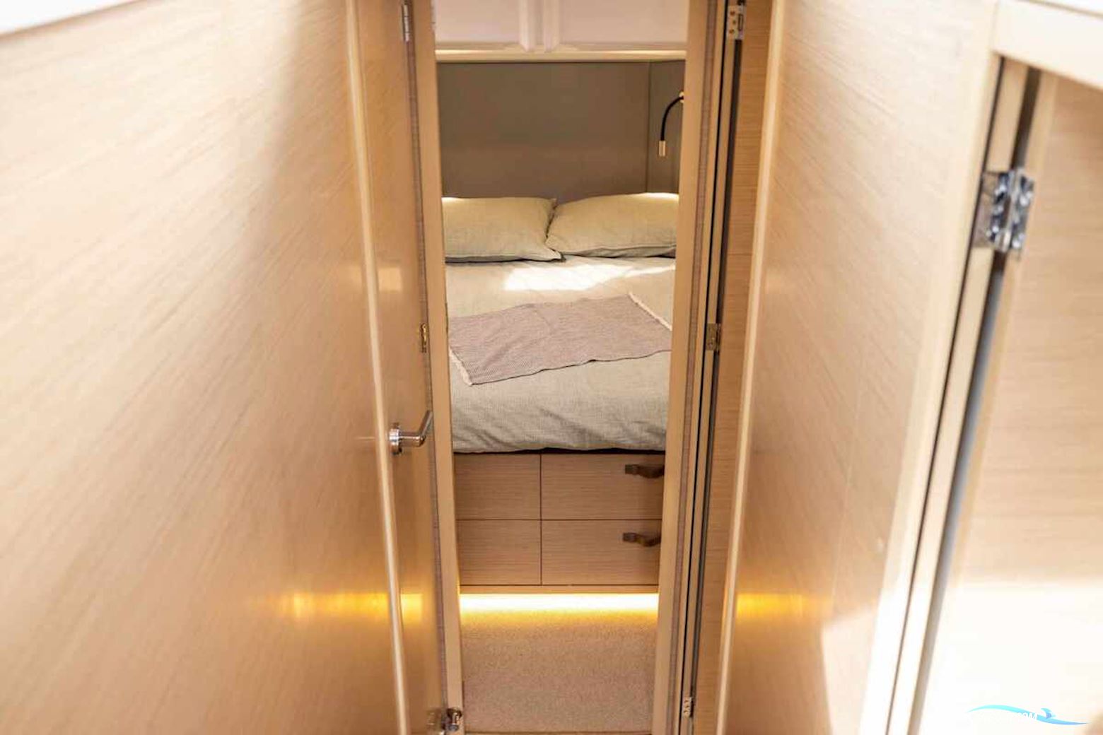 DELPHIA YACHTS 11 Sedan Electric