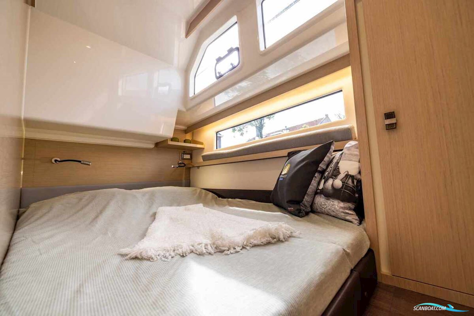 DELPHIA YACHTS 11 Sedan Electric