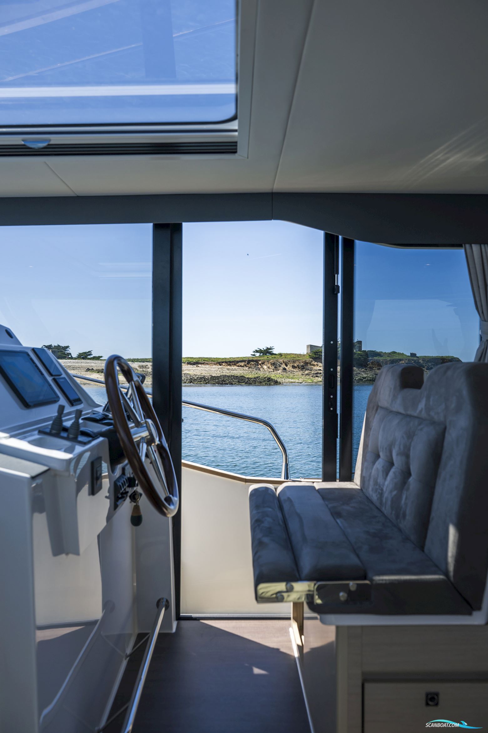 DELPHIA YACHTS 12 Sedan
