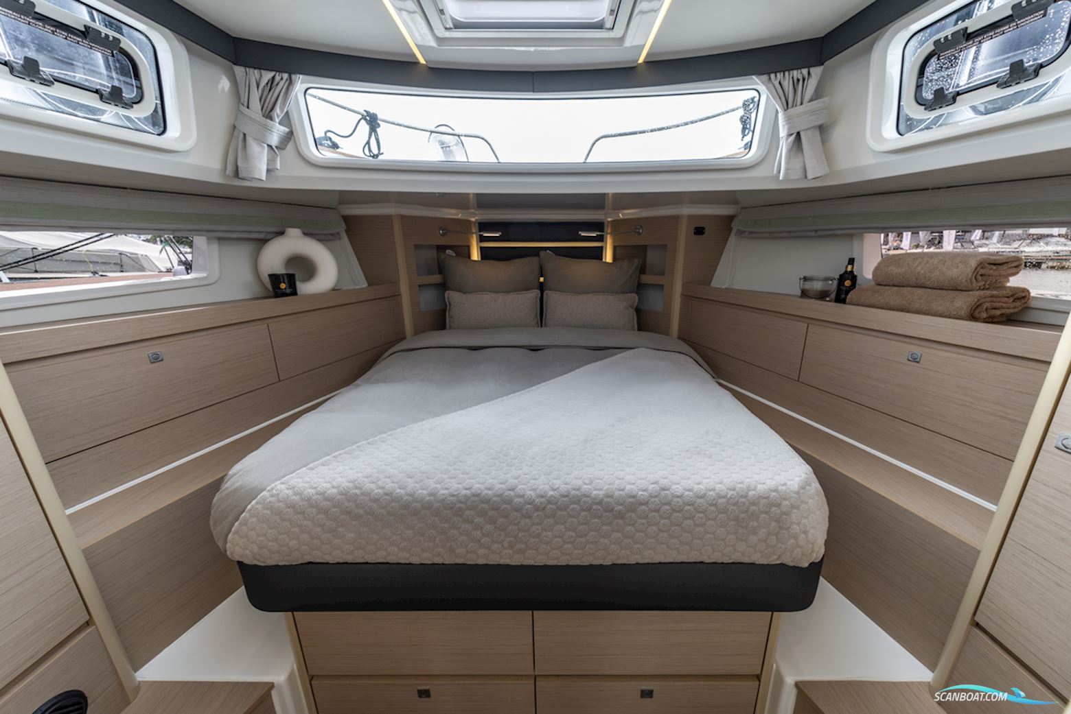 DELPHIA YACHTS 12 Sedan