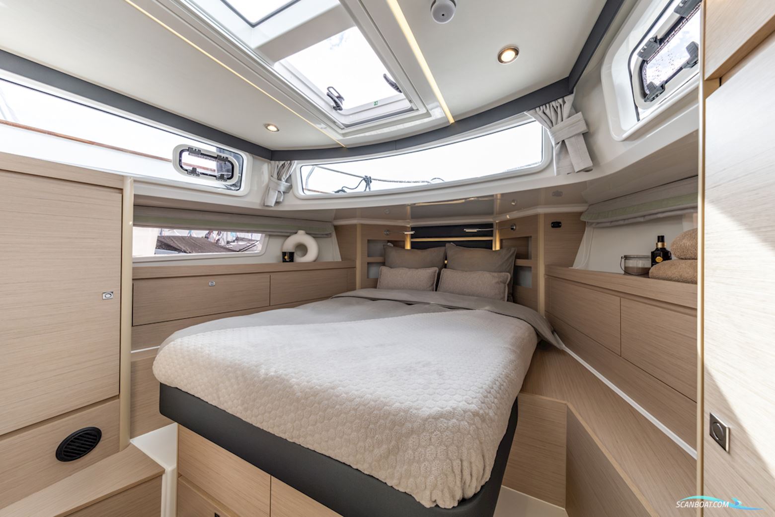 DELPHIA YACHTS 12 Sedan