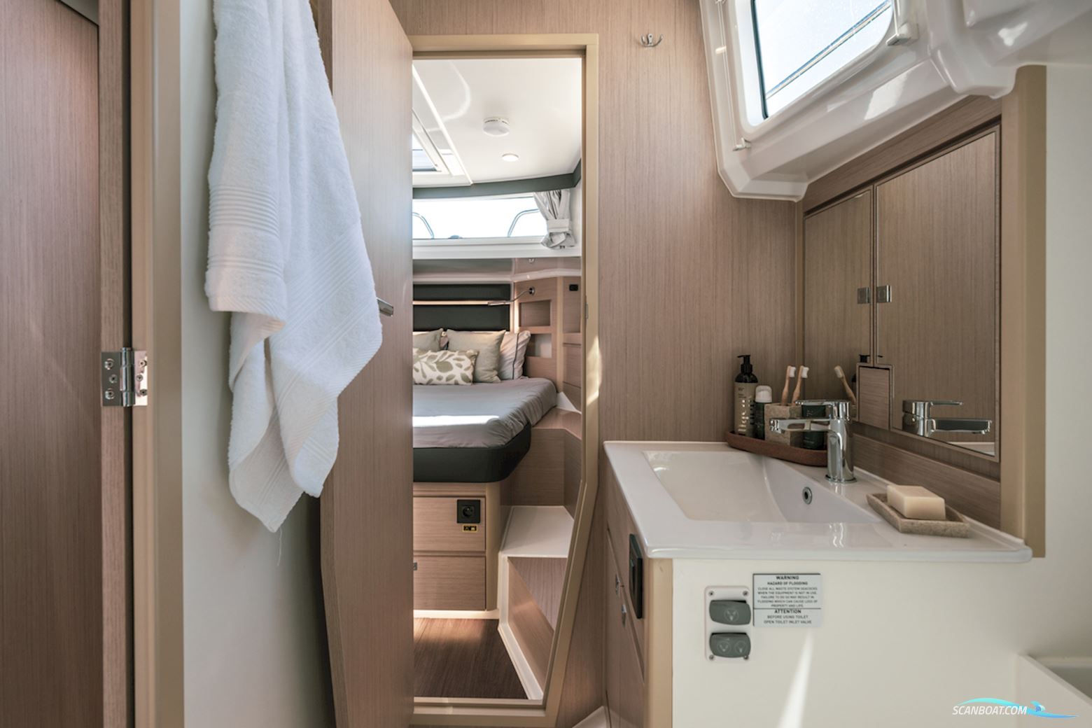 DELPHIA YACHTS 12 Sedan
