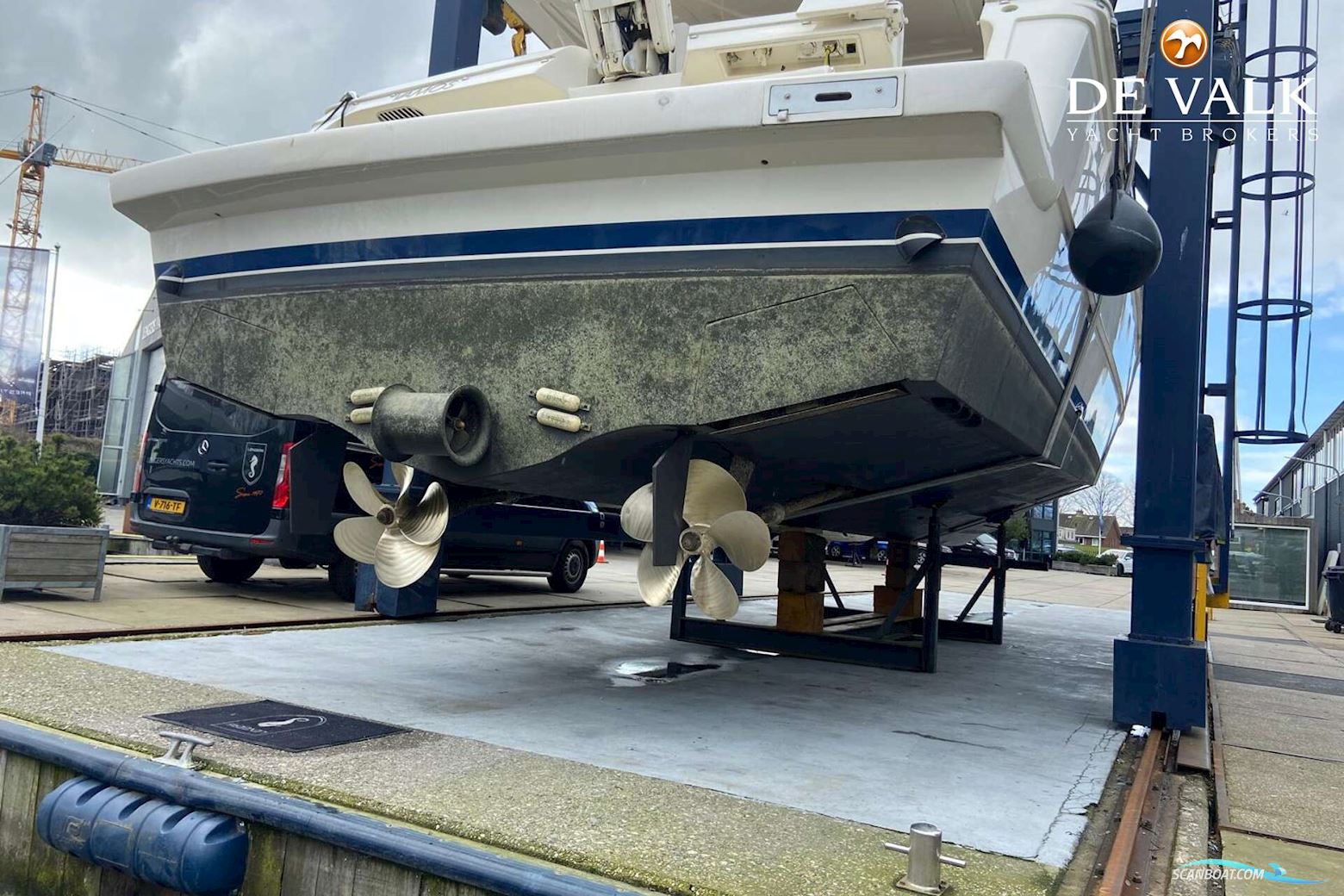 Ferretti 550