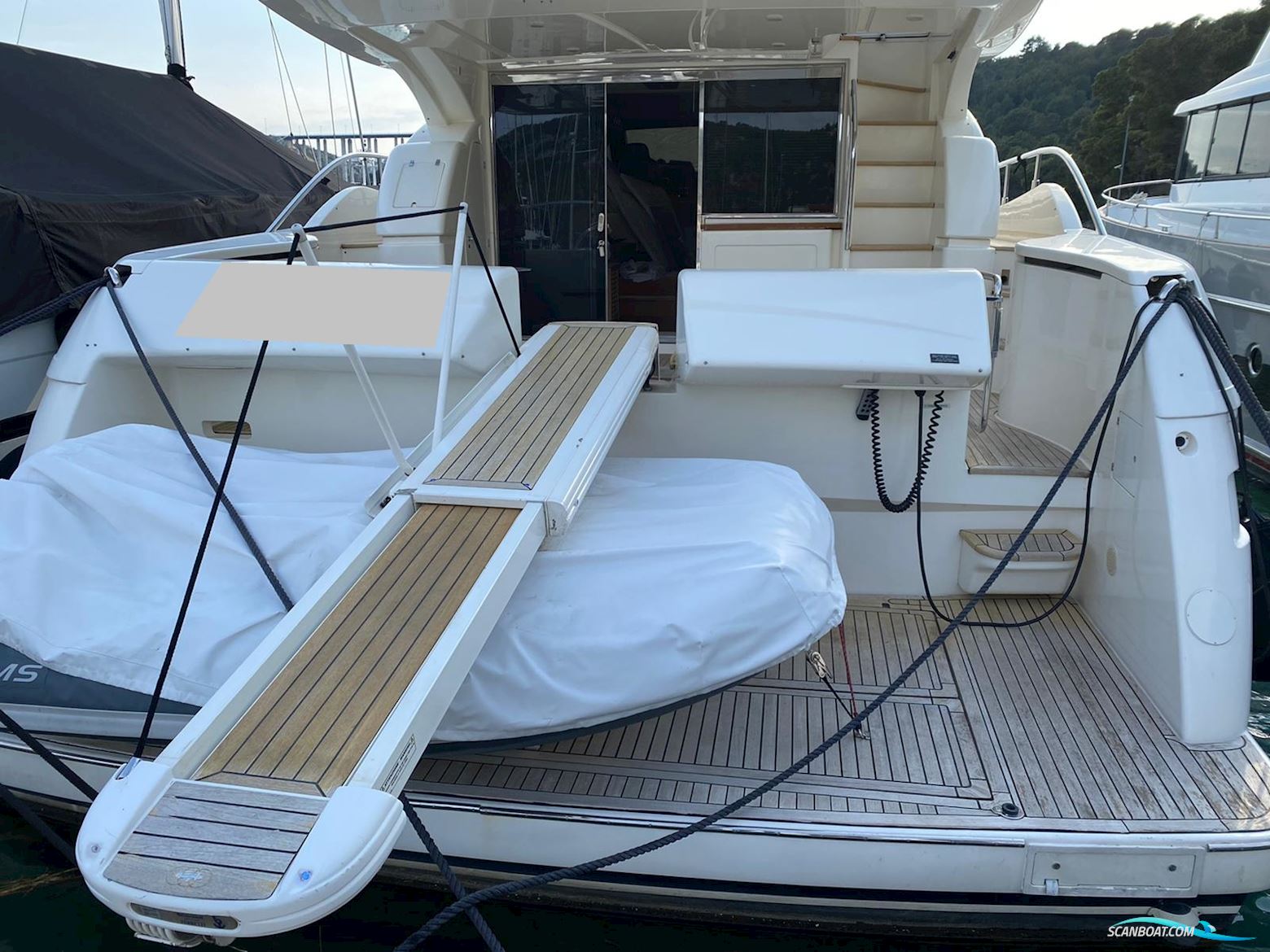 Ferretti 592