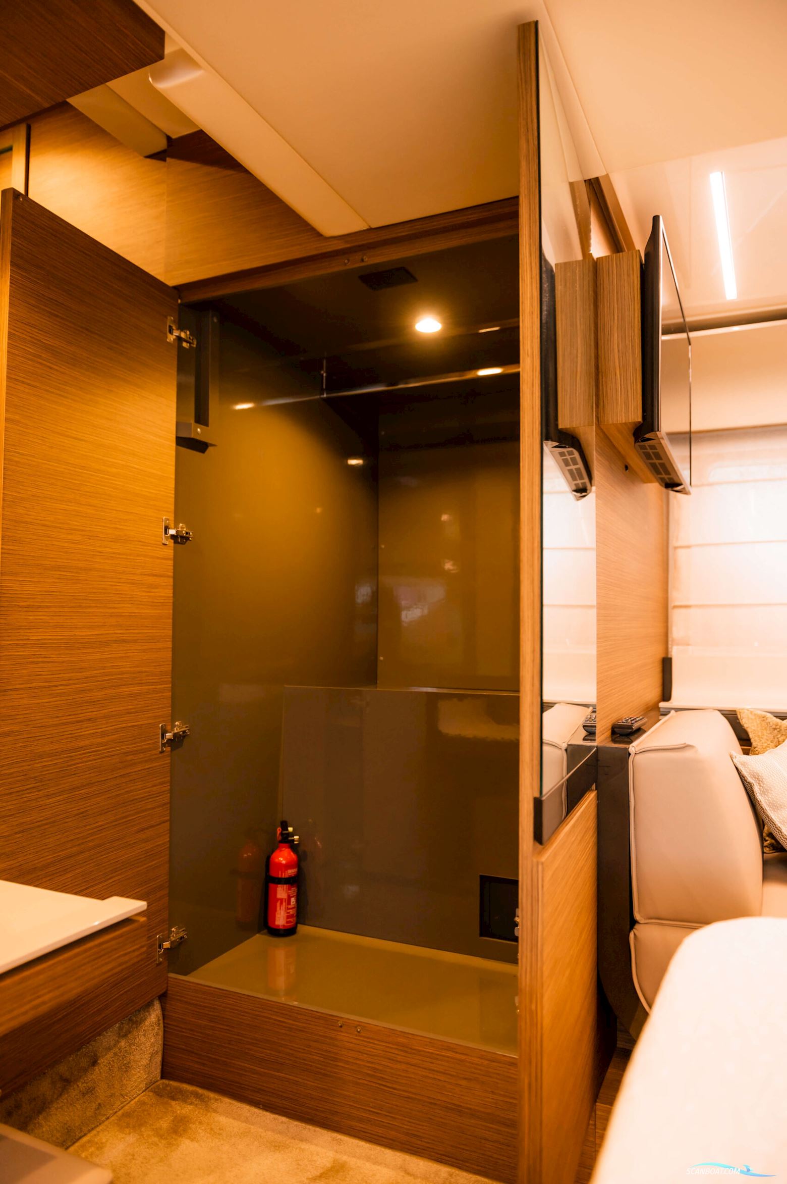 Ferretti Yachts 550
