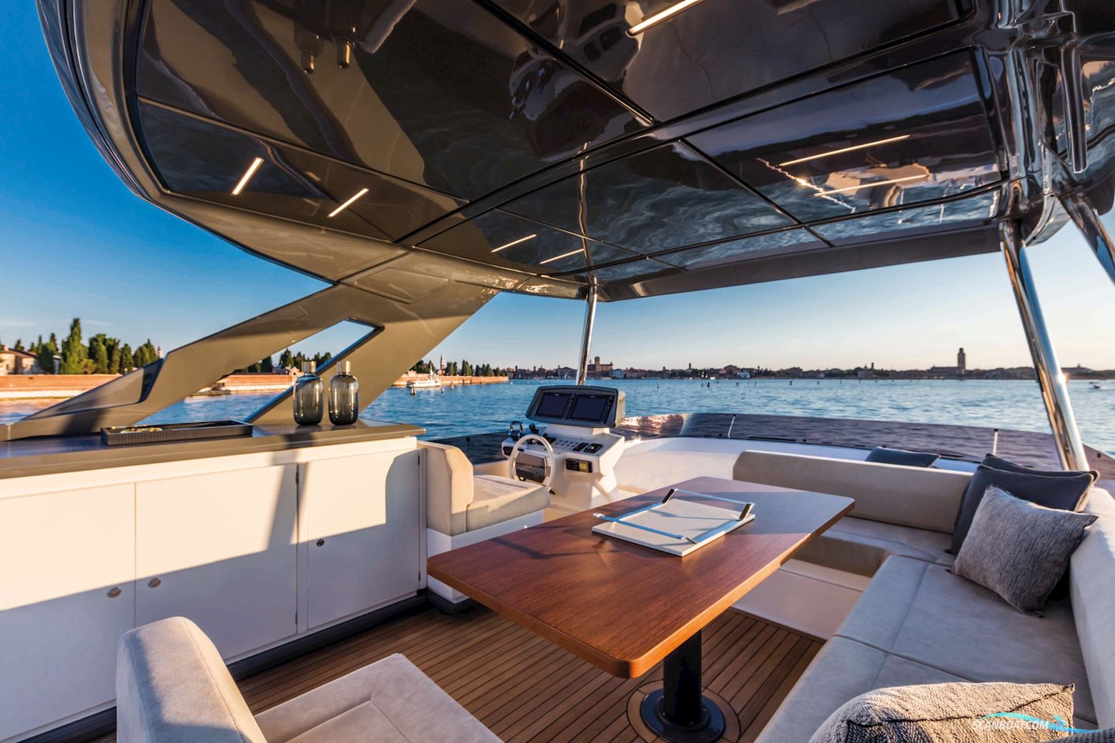 Ferretti Yachts 670