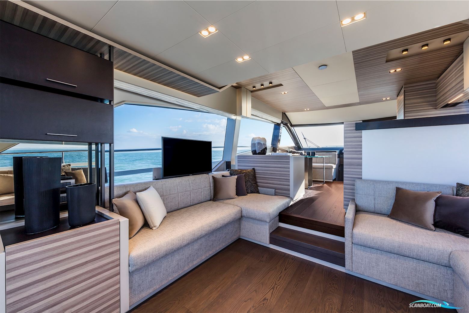 Ferretti Yachts 670
