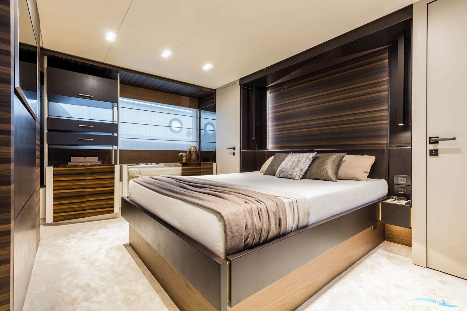 Ferretti Yachts 670