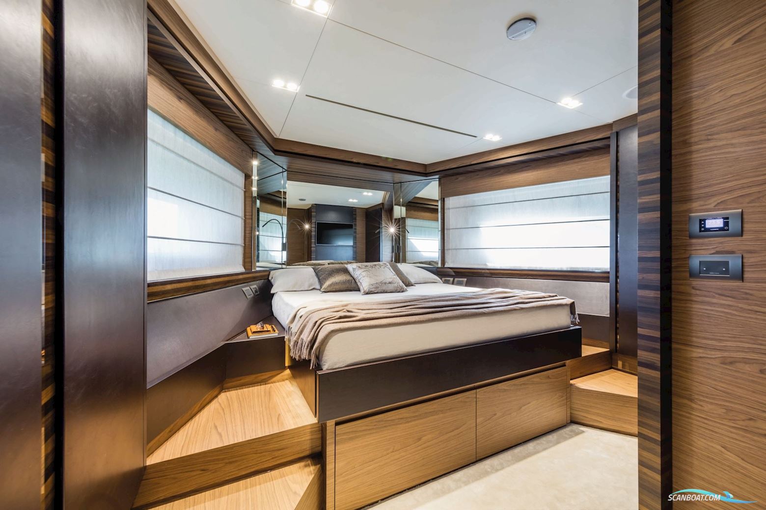 Ferretti Yachts 670
