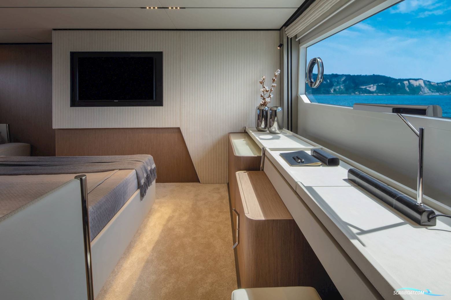 Ferretti Yachts 720