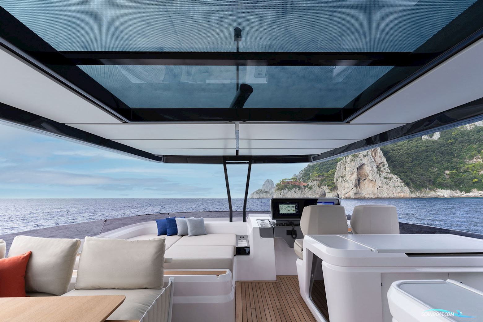 Ferretti Yachts 860