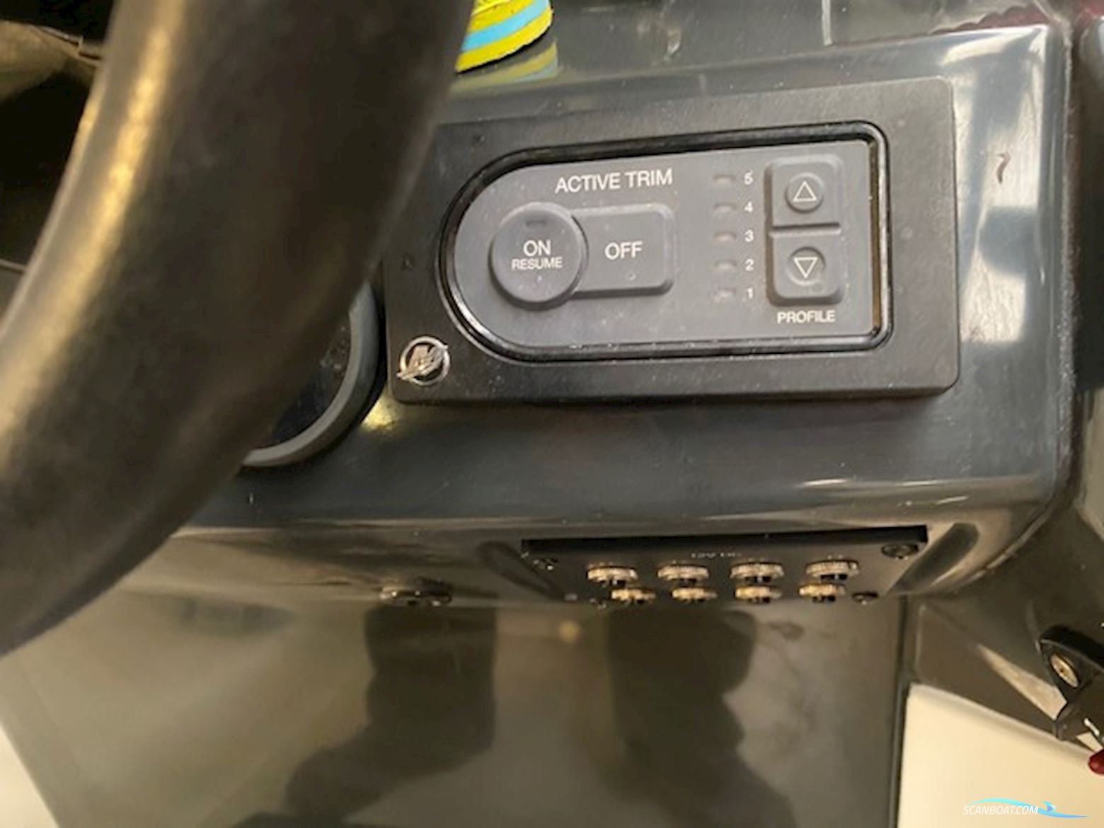 Flot Quicksilver 555 med Mercury 100 HK CT, kun 93,6 timer, SmartCraft, Simrad GO7, Fusion lydanlæg, køleskab og Flexiteak. Velholdt og vinteropbevar