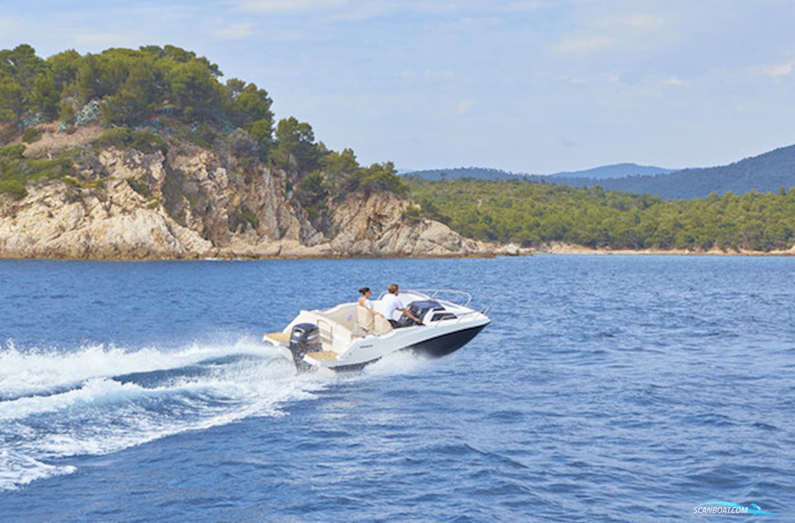 Flot Quicksilver 555 med Mercury 100 HK CT, kun 93,6 timer, SmartCraft, Simrad GO7, Fusion lydanlæg, køleskab og Flexiteak. Velholdt og vinteropbevar