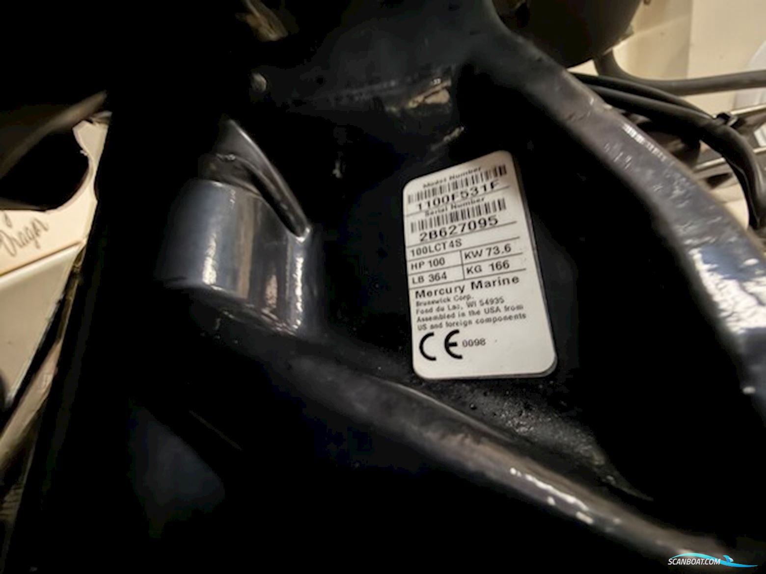 Flot Quicksilver 555 med Mercury 100 HK CT, kun 93,6 timer, SmartCraft, Simrad GO7, Fusion lydanlæg, køleskab og Flexiteak. Velholdt og vinteropbevar