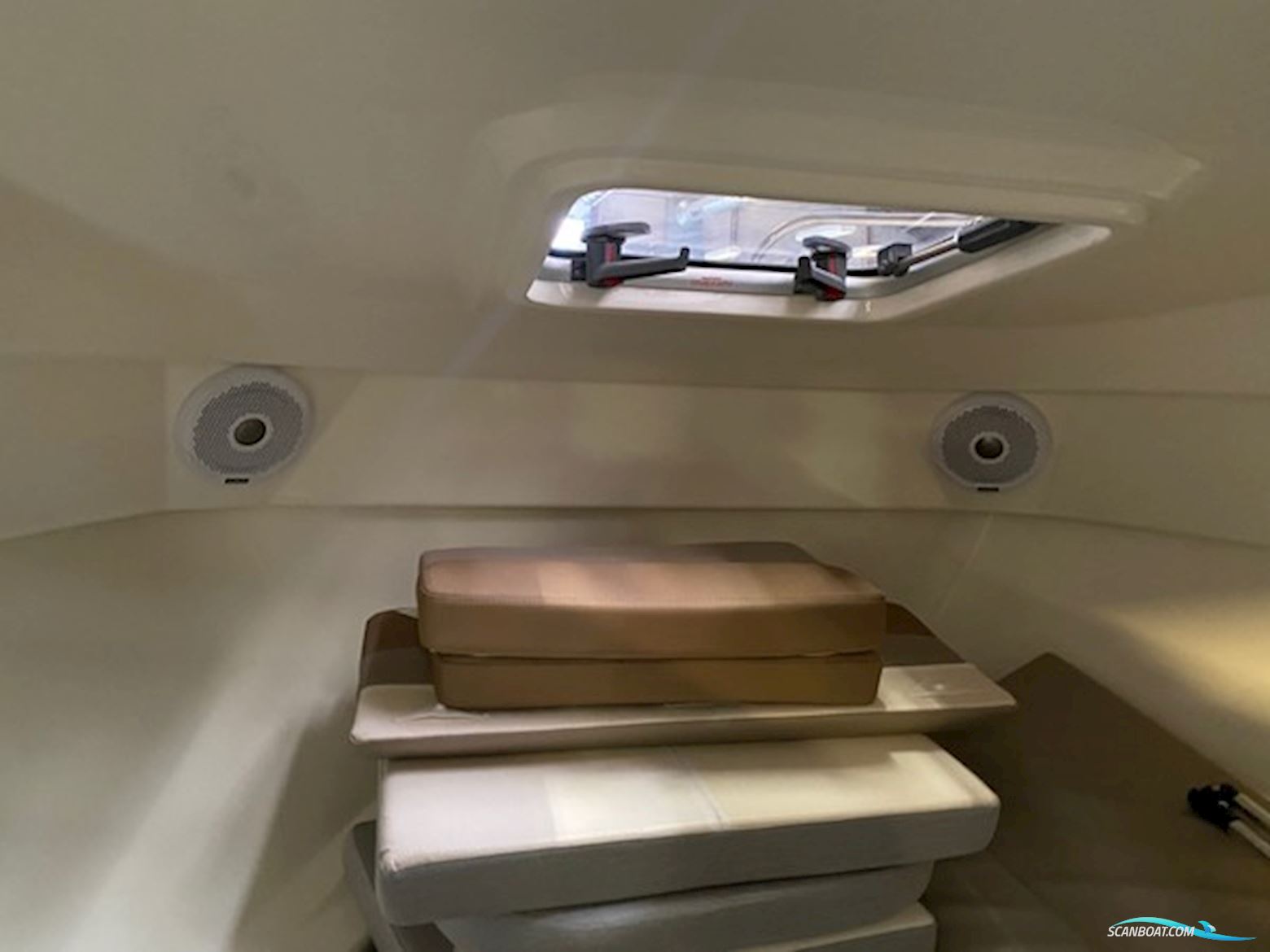 Flot Quicksilver 555 med Mercury 100 HK CT, kun 93,6 timer, SmartCraft, Simrad GO7, Fusion lydanlæg, køleskab og Flexiteak. Velholdt og vinteropbevar