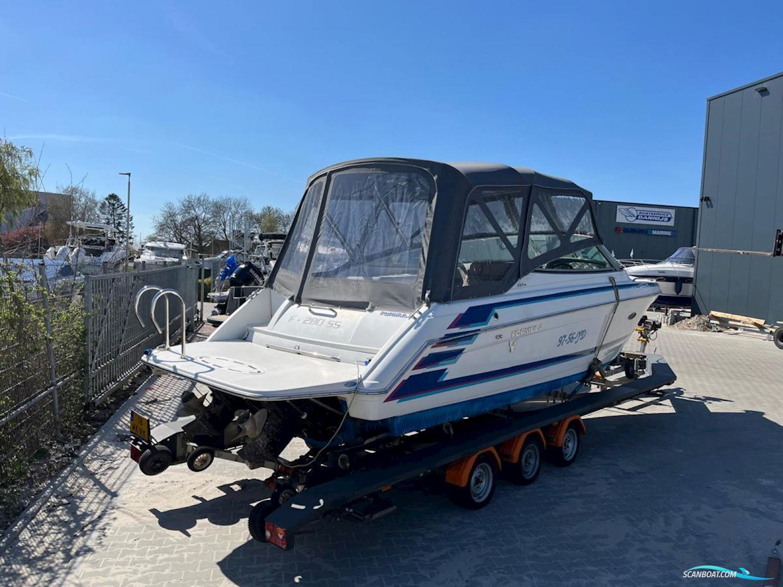 Formula F-280 SS Cuddy Cabin