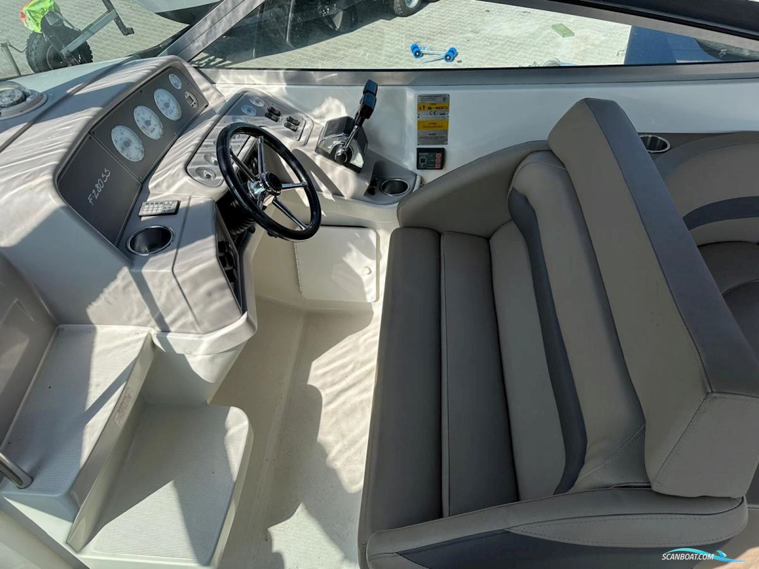 Formula F-280 SS Cuddy Cabin