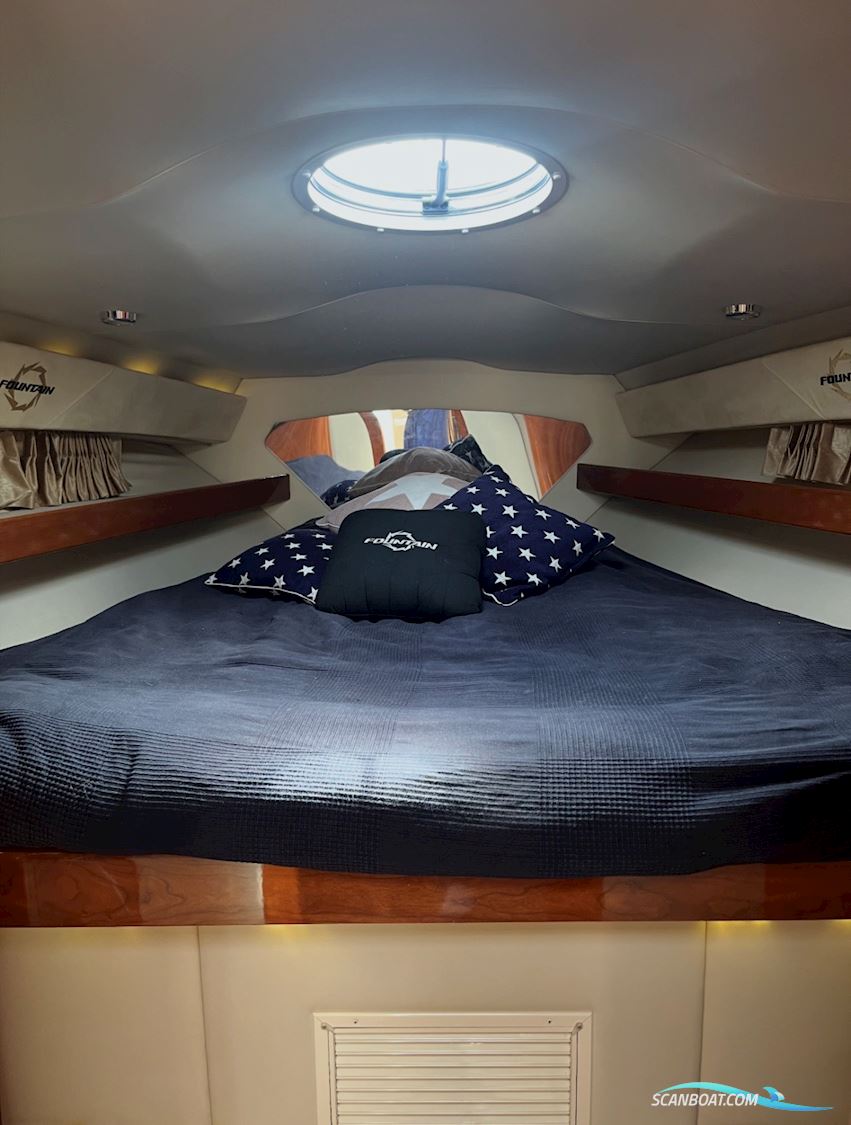 Fountain 38 Express cruiser