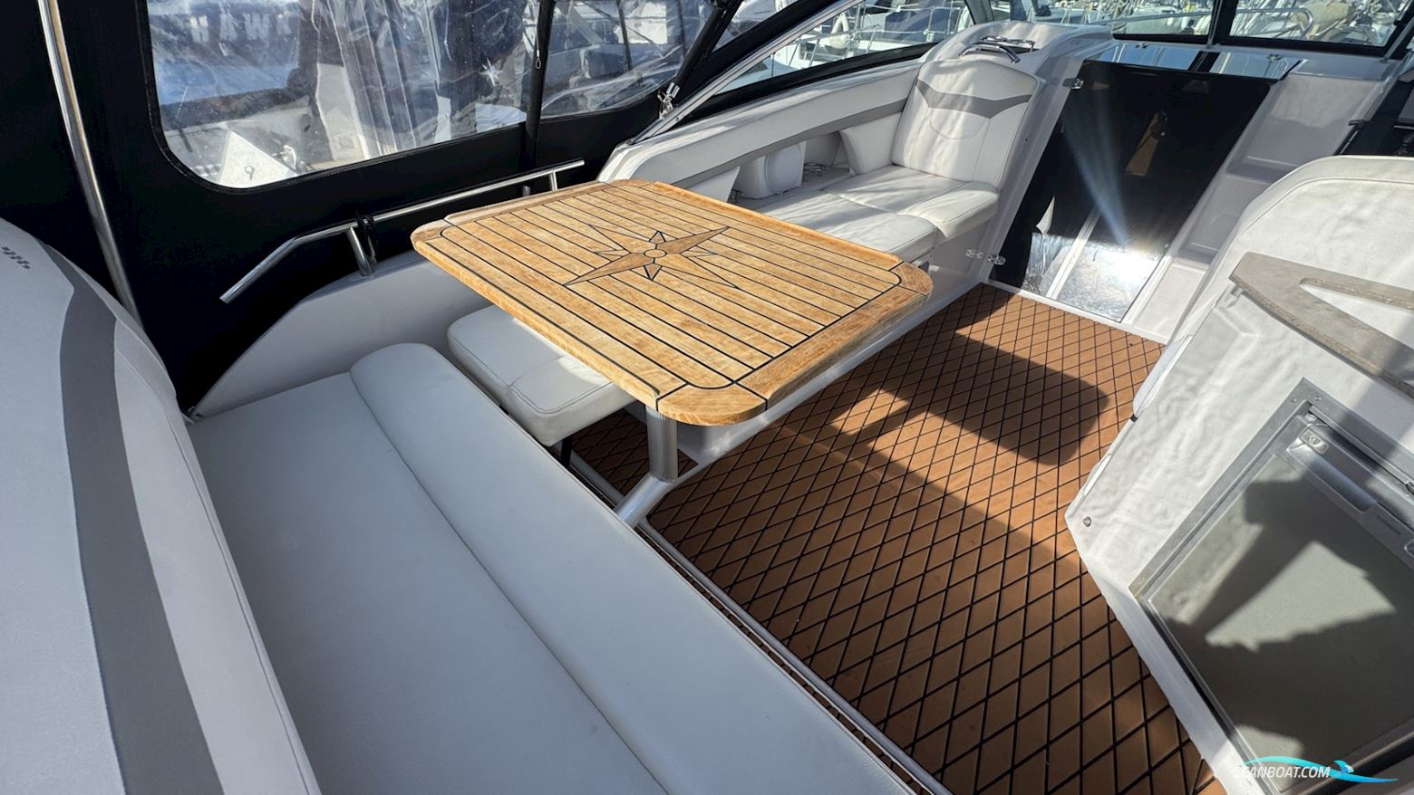 Four Winns V255