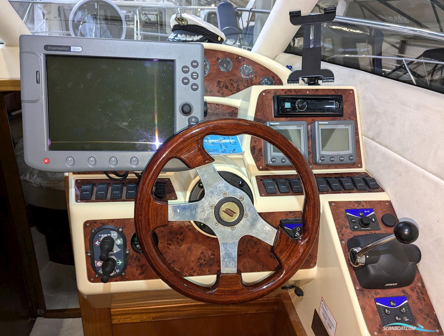 Galeon 330 Fly