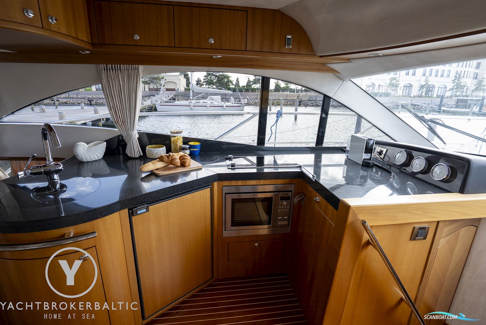 Galeon 440 fly