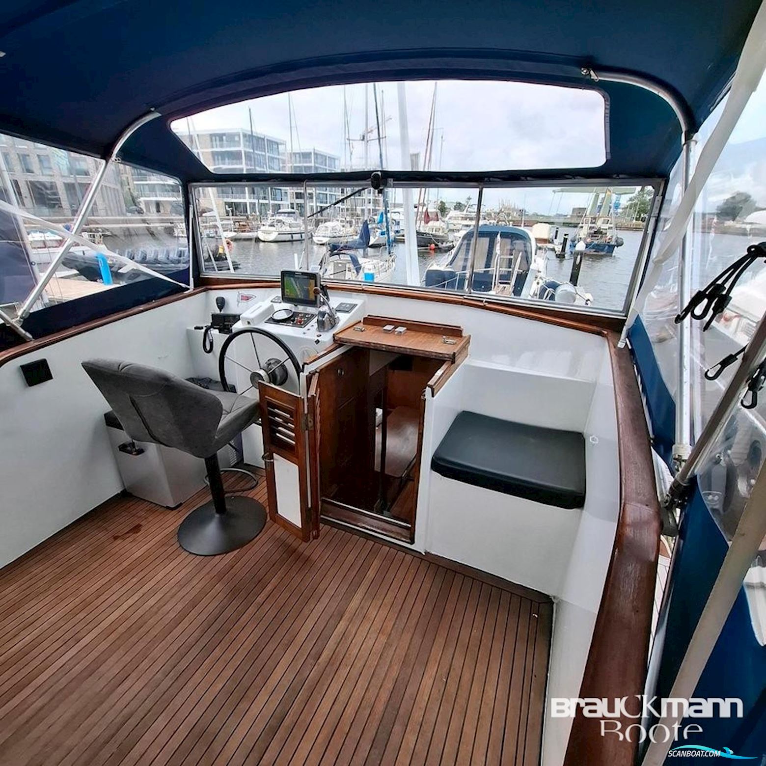 Gladstone Lyall & Co Aquila Queen 35