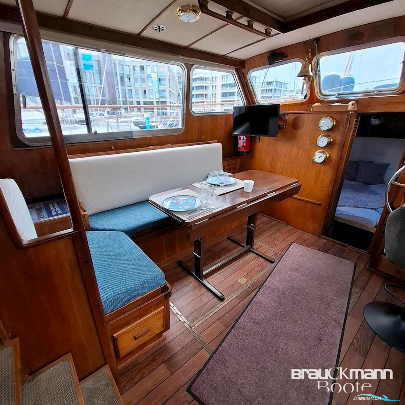 Gladstone Lyall & Co Aquila Queen 35