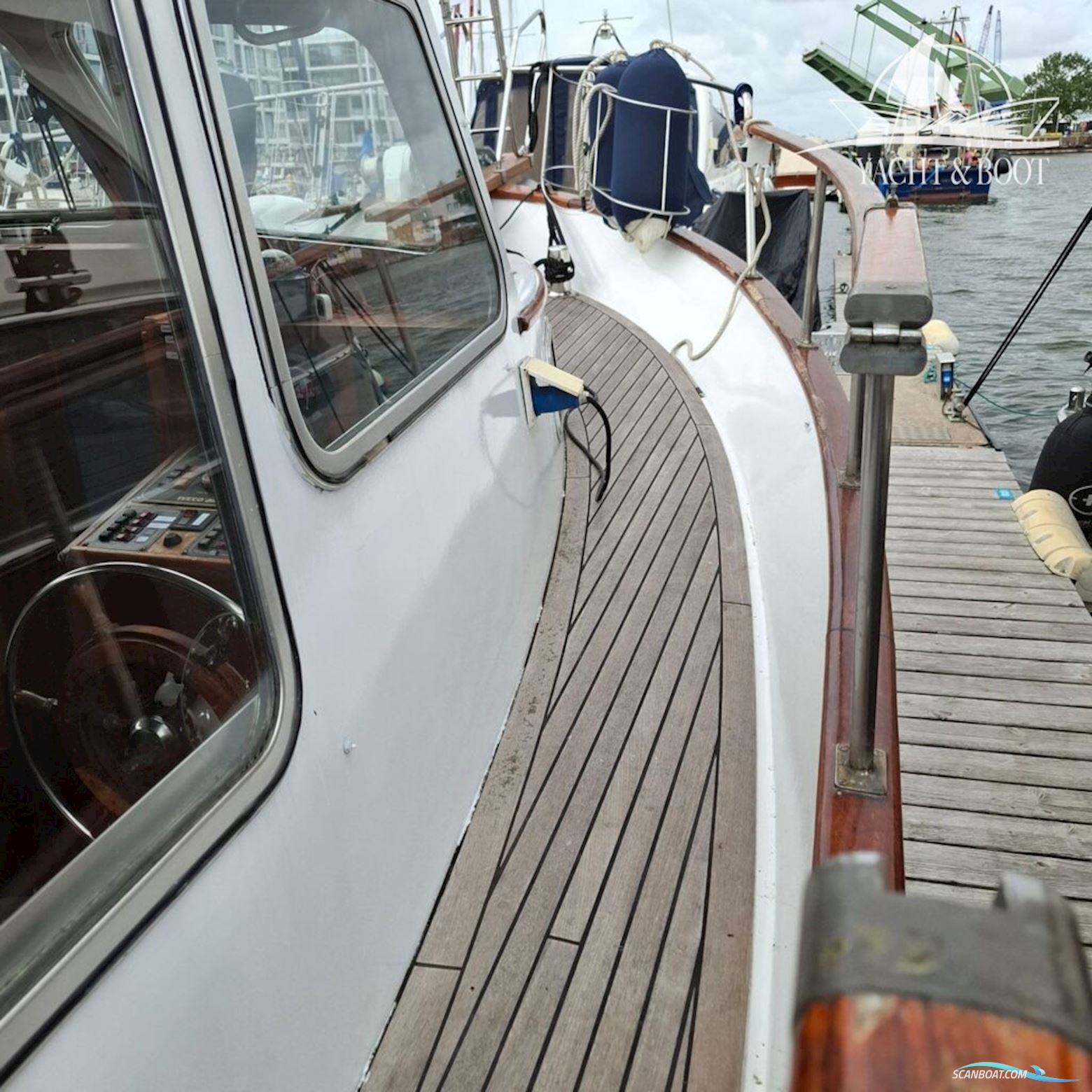 Gladstone Lyall & Co Aquila Queen Trawler 35