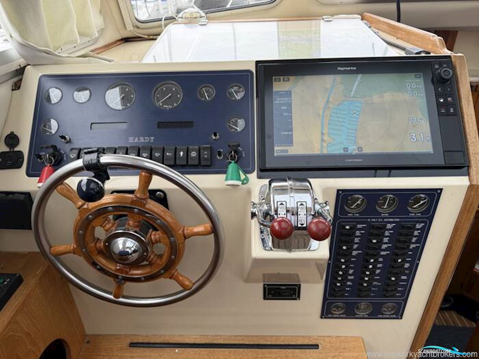 Hardy Marine 32 Commander
