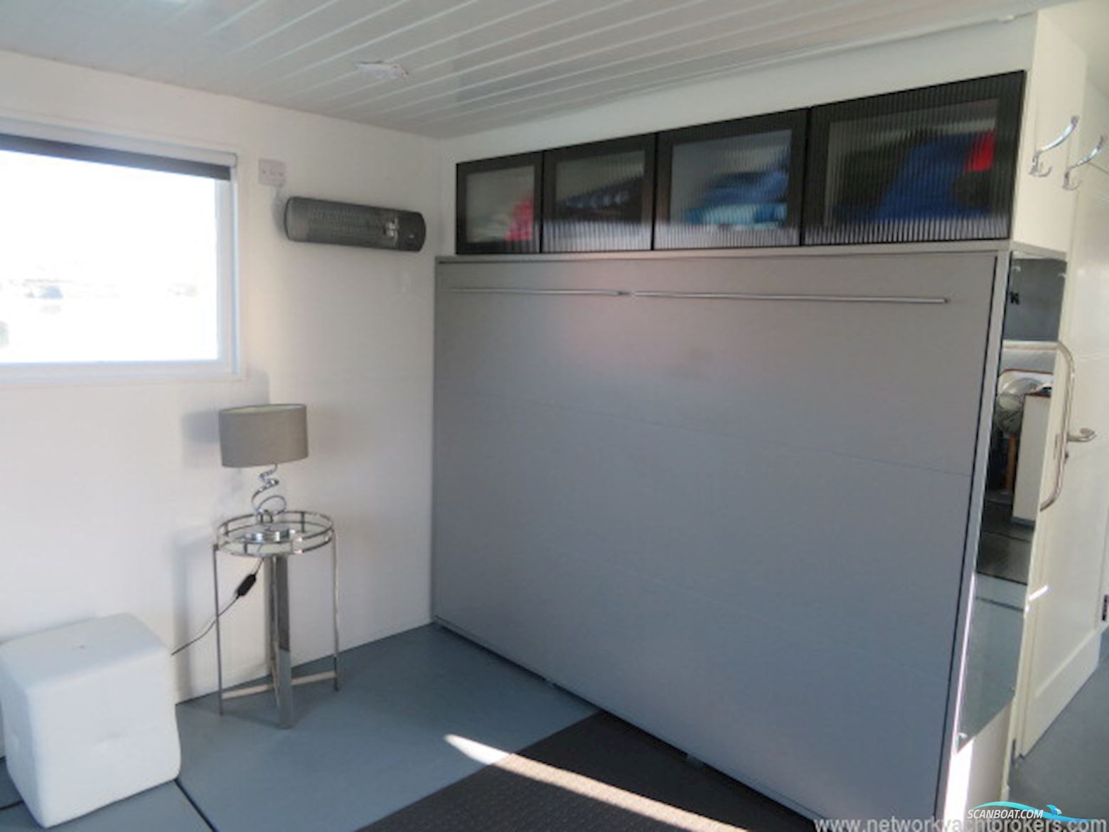 Houseboat Powercat 40 converted to a
