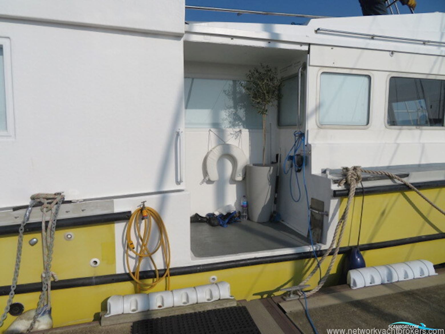 Houseboat Powercat 40 converted to a
