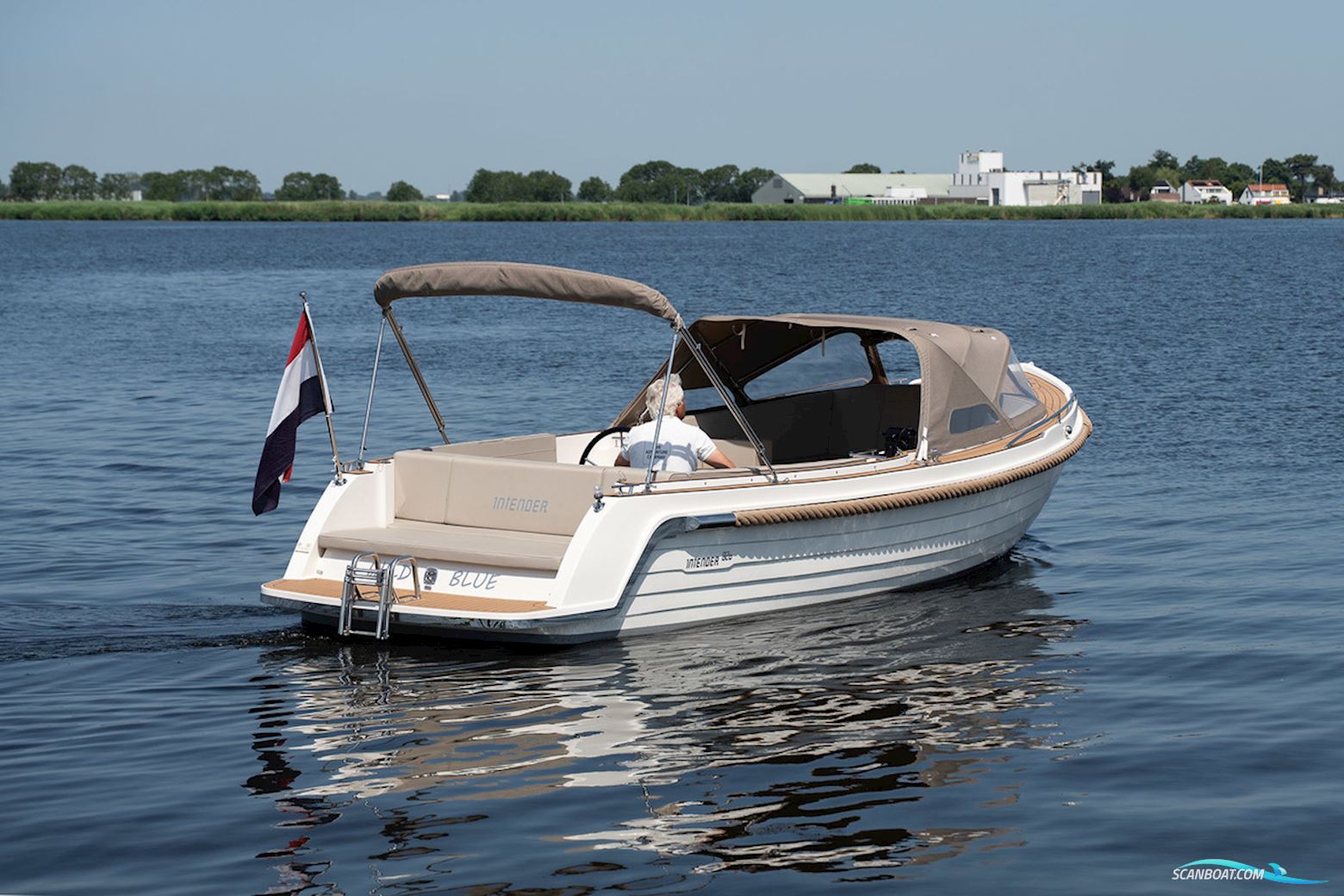 Interboat Intender 820