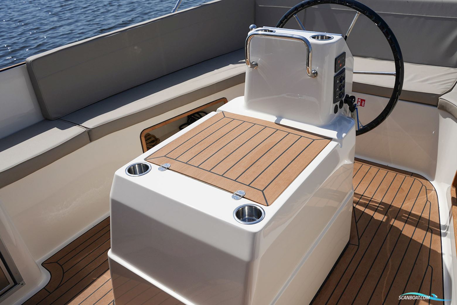 Interboat Intender 820