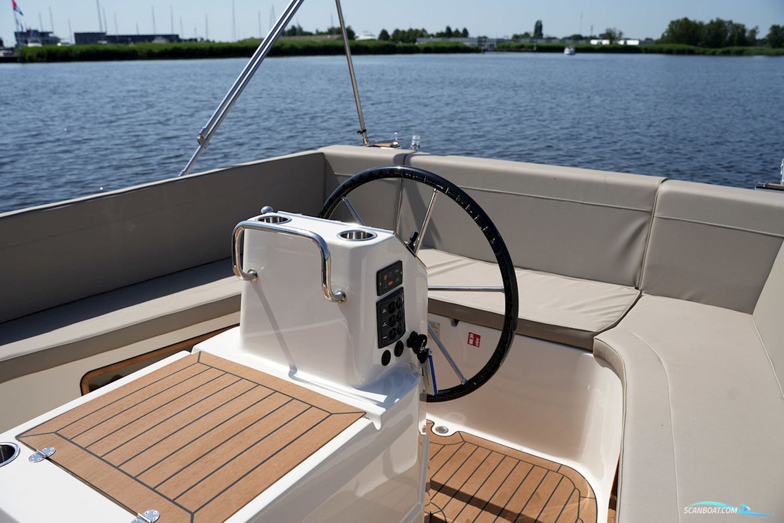Interboat Intender 820