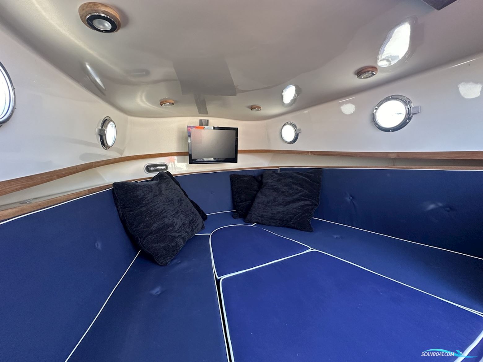 Jan Van Gent 10.35 Cabin