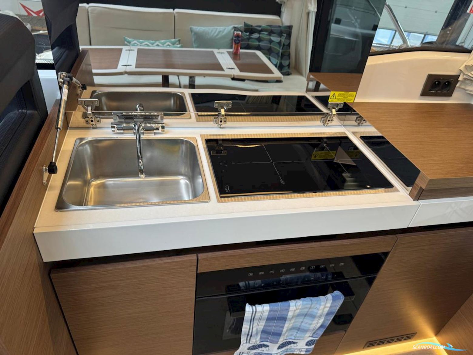 Jeanneau  NC37 met slechts 87 uur!