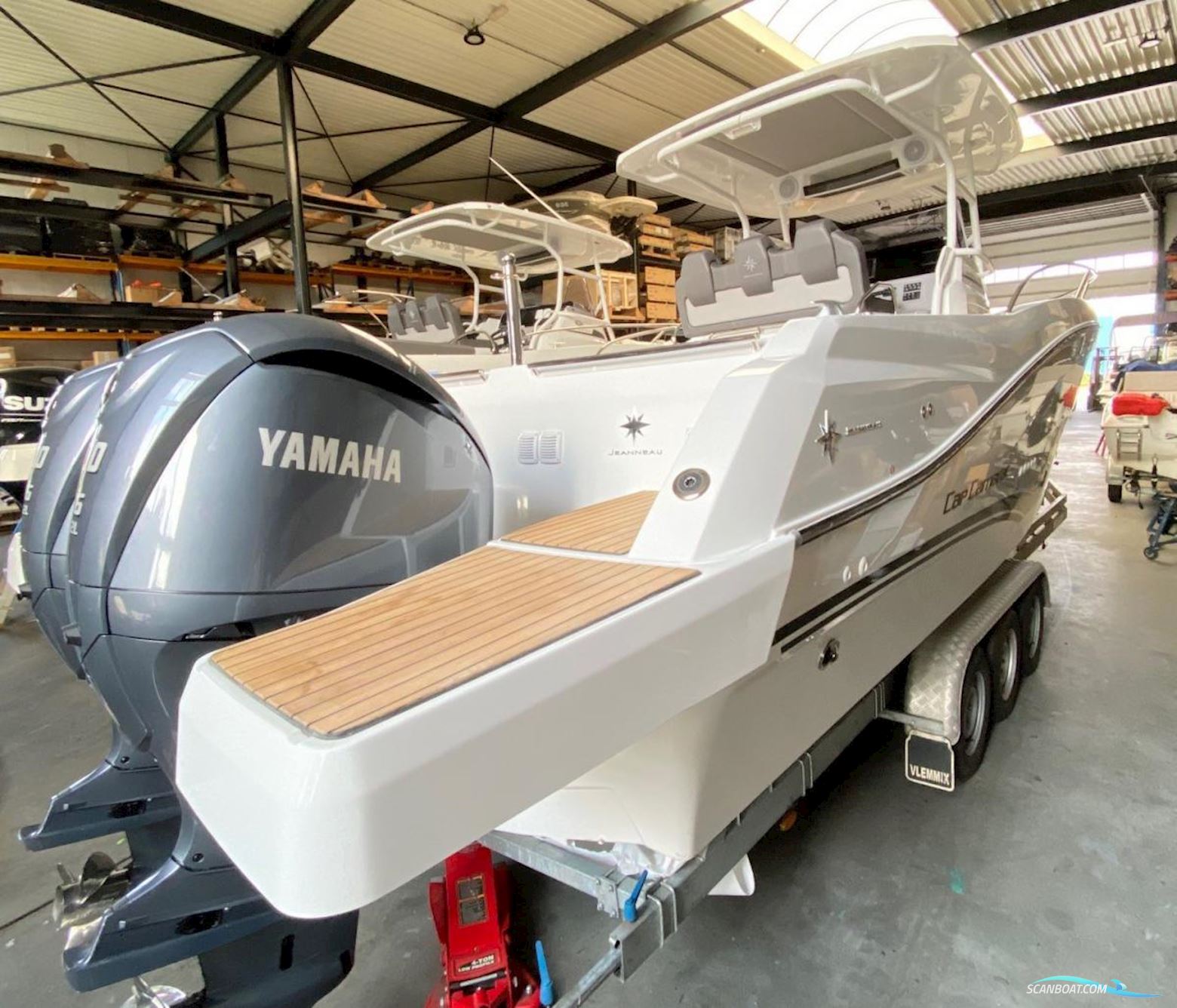 Jeanneau Cap Camarat 9.0 Center Console