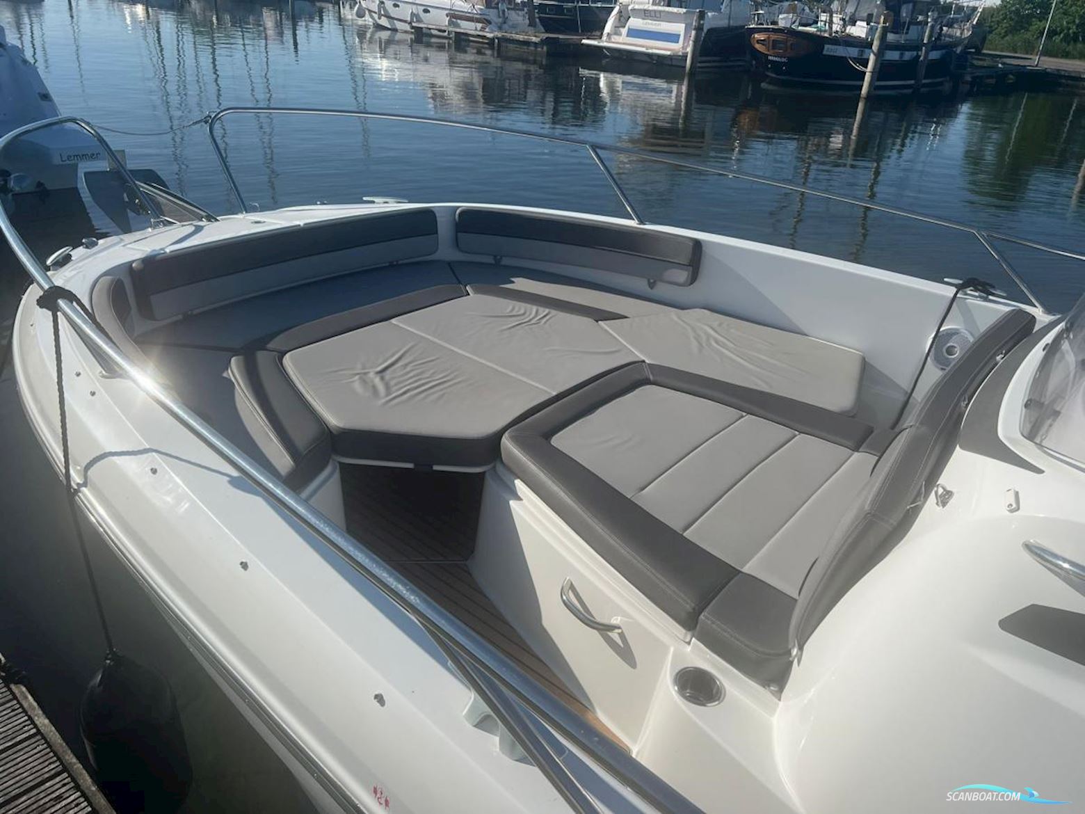 Jeanneau Cap Camarat 9.0 Center Console