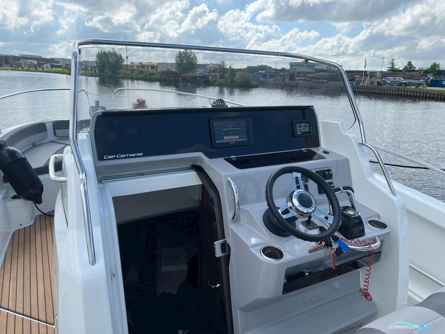 Jeanneau Cap Camarat 9.0 Center Console