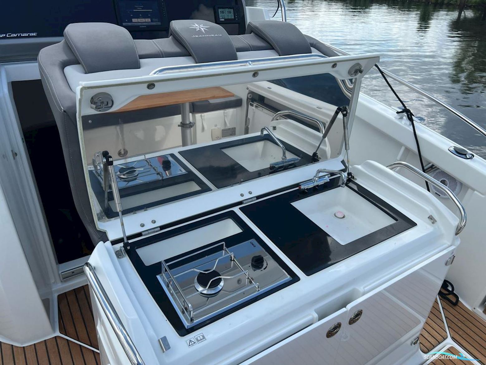 Jeanneau Cap Camarat 9.0 Center Console