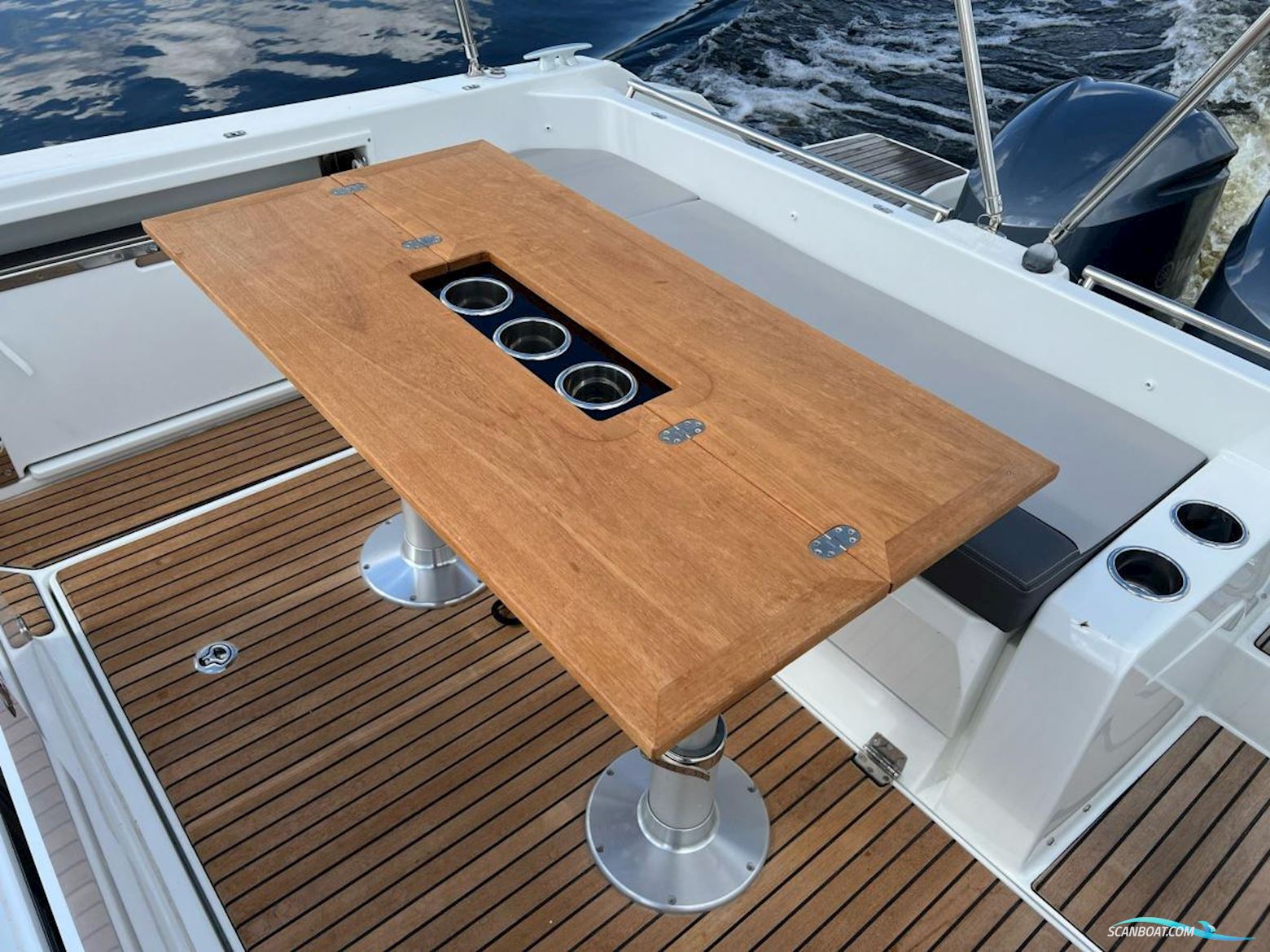Jeanneau Cap Camarat 9.0 Center Console