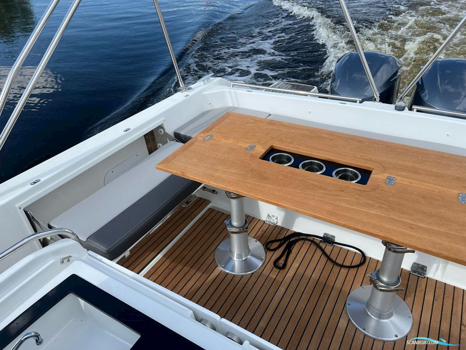 Jeanneau Cap Camarat 9.0 Center Console