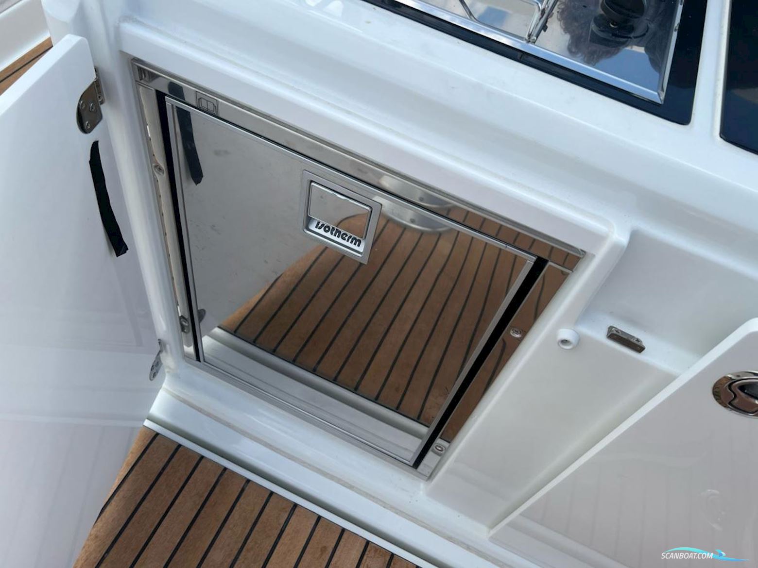Jeanneau Cap Camarat 9.0 Center Console