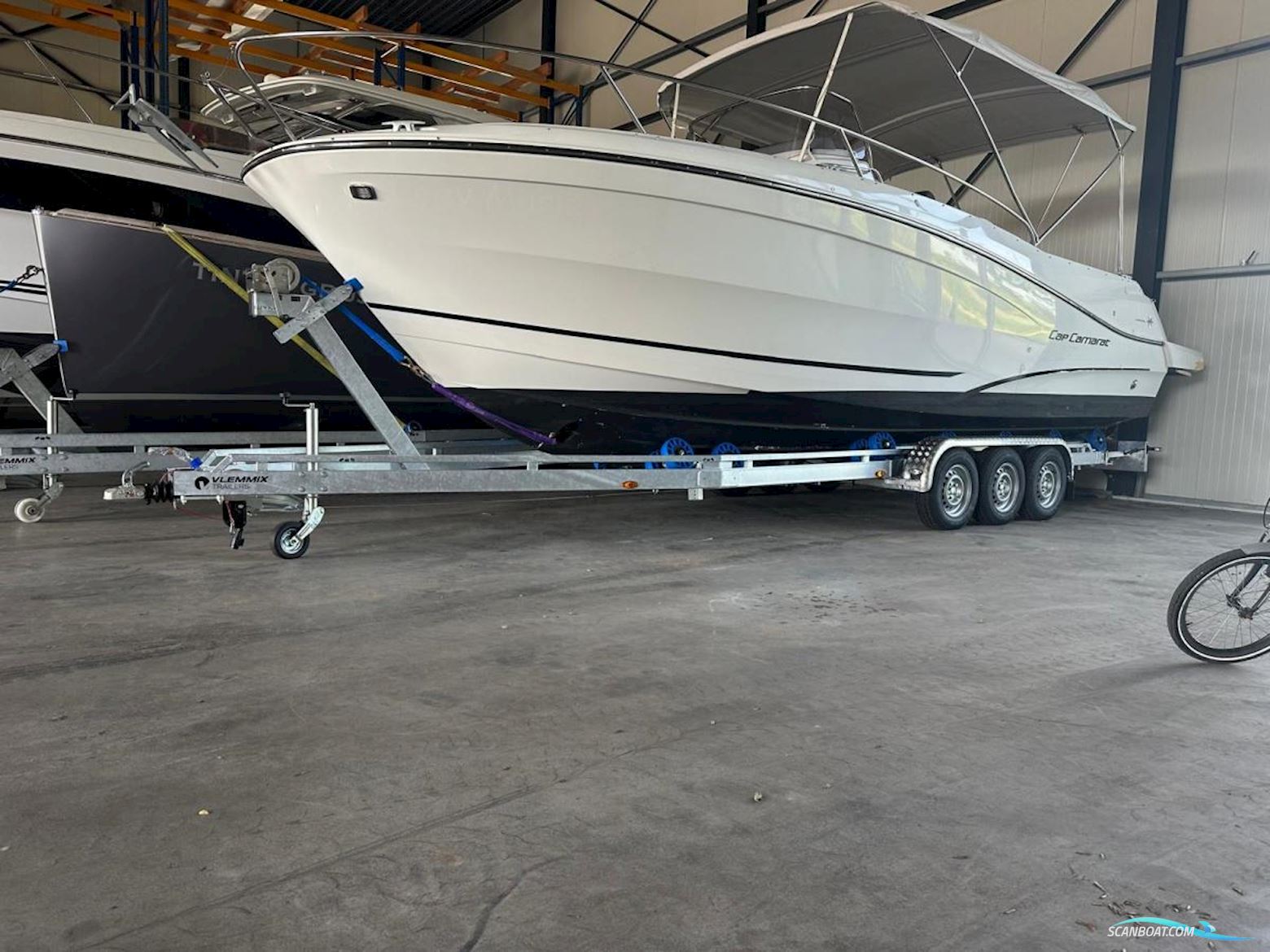 Jeanneau Cap Camarat 9.0 Center Console