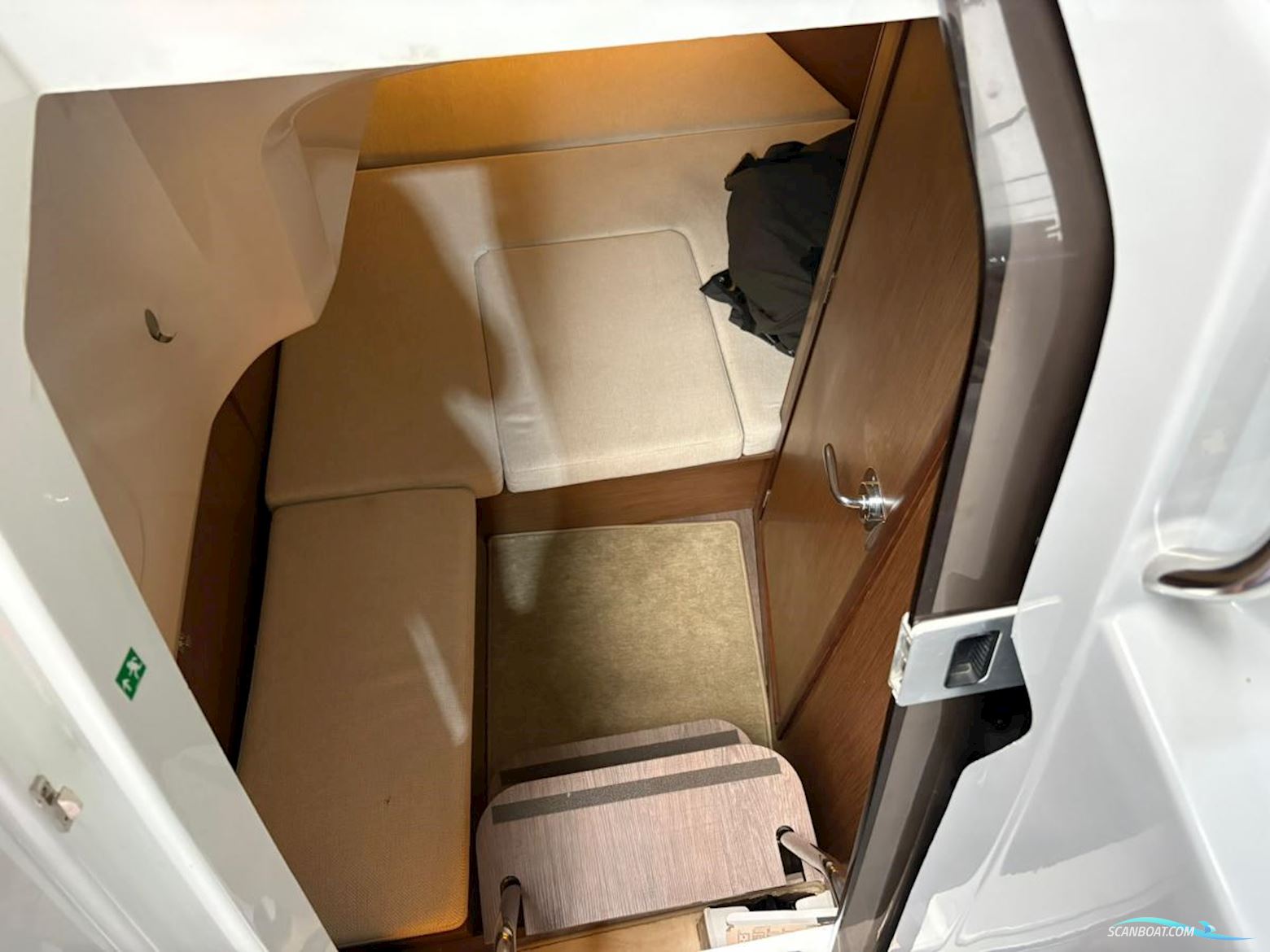 Jeanneau Cap Camarat 9.0 Center Console