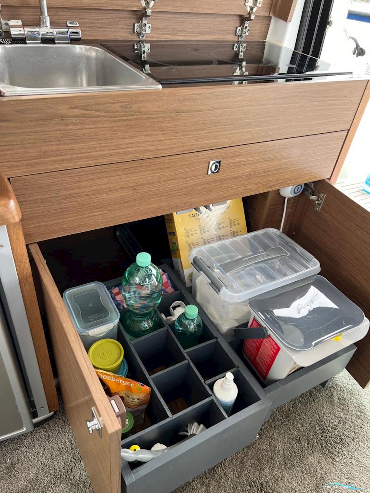 Jeanneau Merry Fisher 895 met boeg en heckschroef